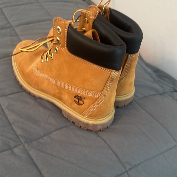 Women’s Timberland boots.   Like new - Picture 3 of 7